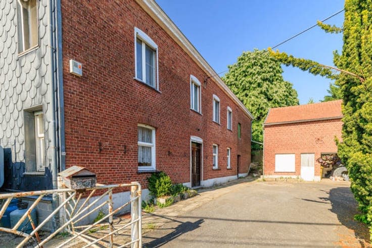 Detached house with garden and garage to renovate in Braives