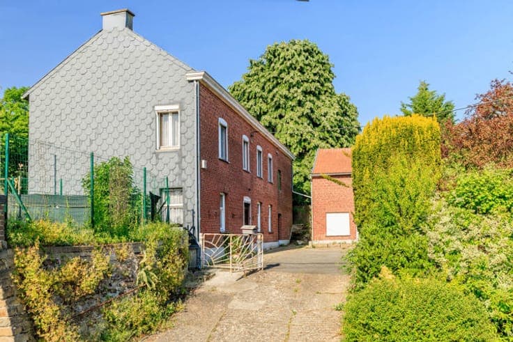 Detached house with garden and garage to renovate in Braives