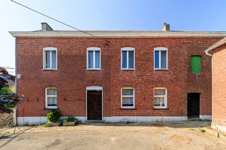 Detached house with garden and garage to renovate in Braives