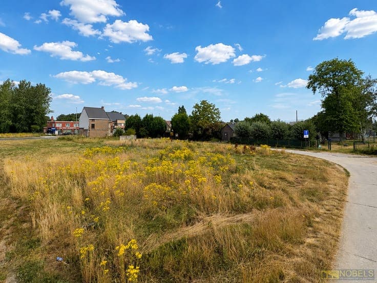 Te koop, ruim villaperceel (1.861m²) op vlot bereikbare l...