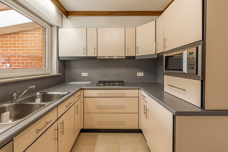 House with 4 bedrooms, south-facing garden, and garage in a