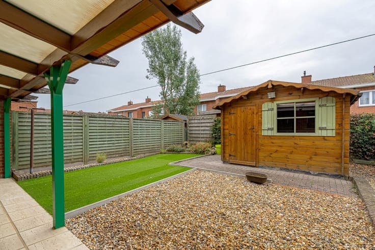 House with 4 bedrooms, south-facing garden, and garage in a
