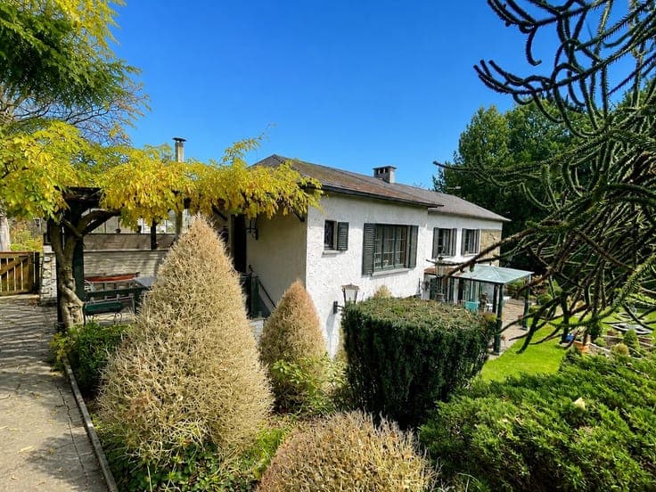 Villa on a 1,700 m² garden at Lac de Genval