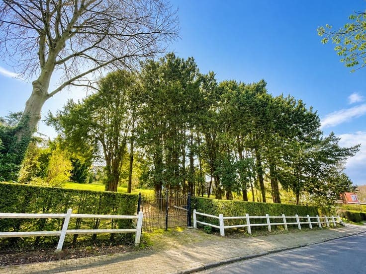 Villa on a 1,700 m² garden at Lac de Genval