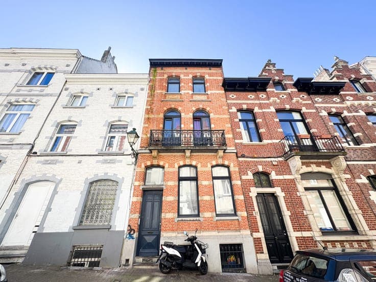 SINGLE-FAMILY HOUSE CONVERTED INTO 6 STUDIOS