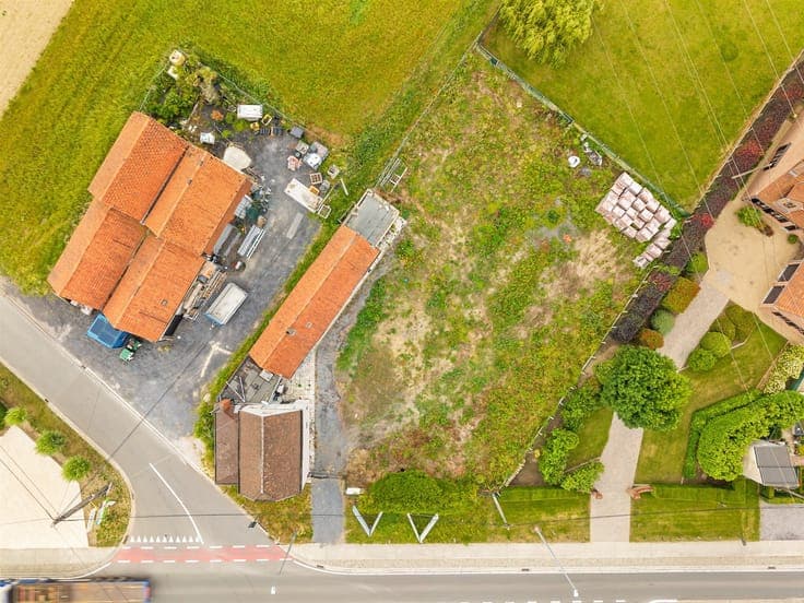 Property to be demolished in a strategic location in Zulte,