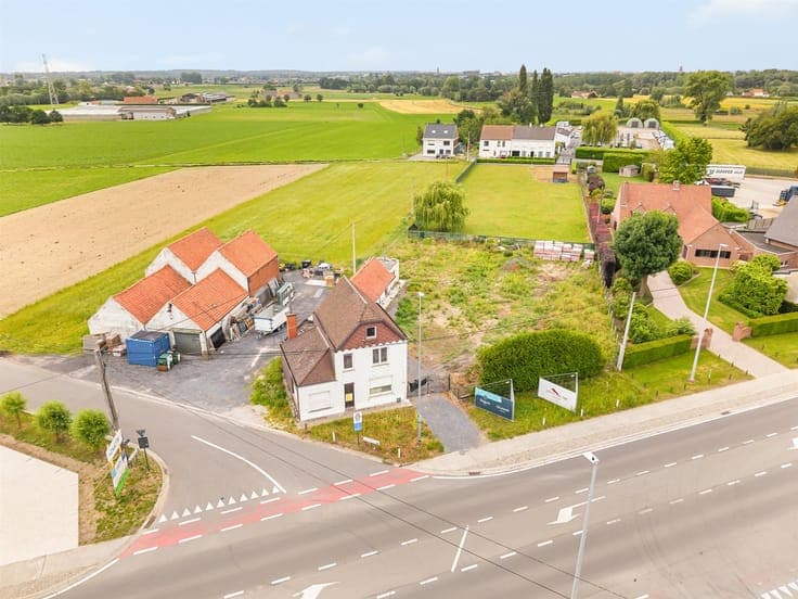 Property to be demolished in a strategic location in Zulte,