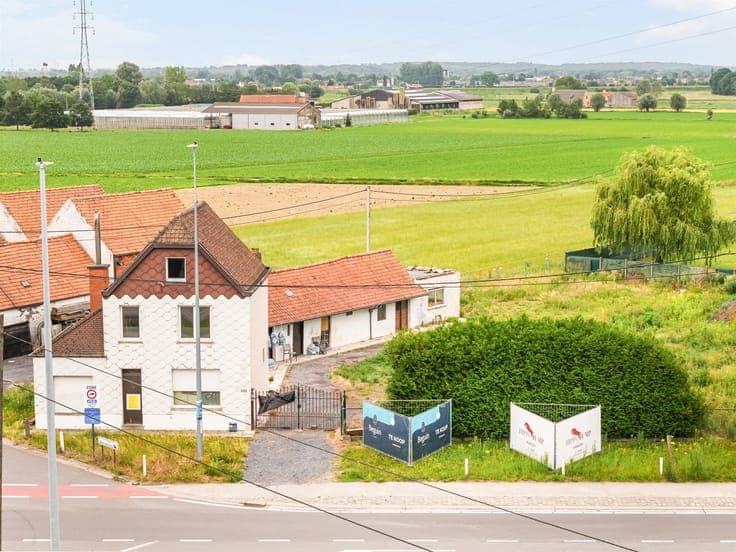 Property to be demolished in a strategic location in Zulte,