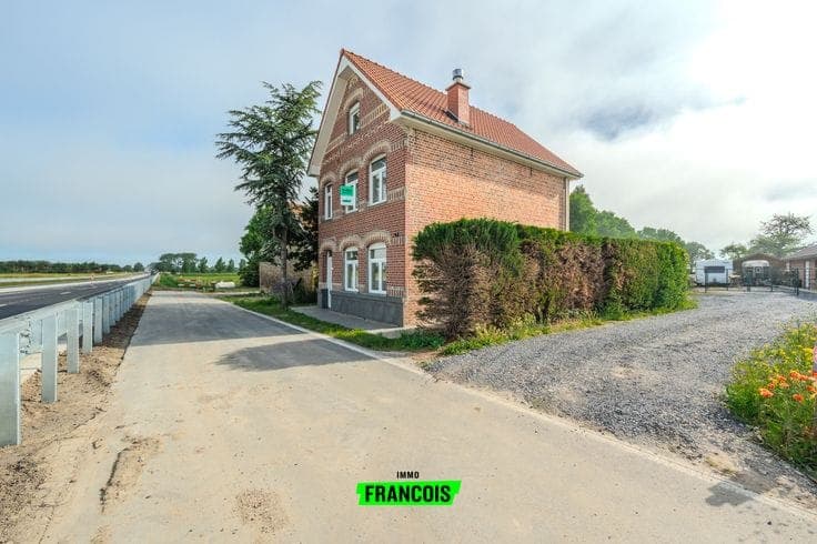 Move-in ready house with 5 bedrooms and 2 bathrooms on a 58…