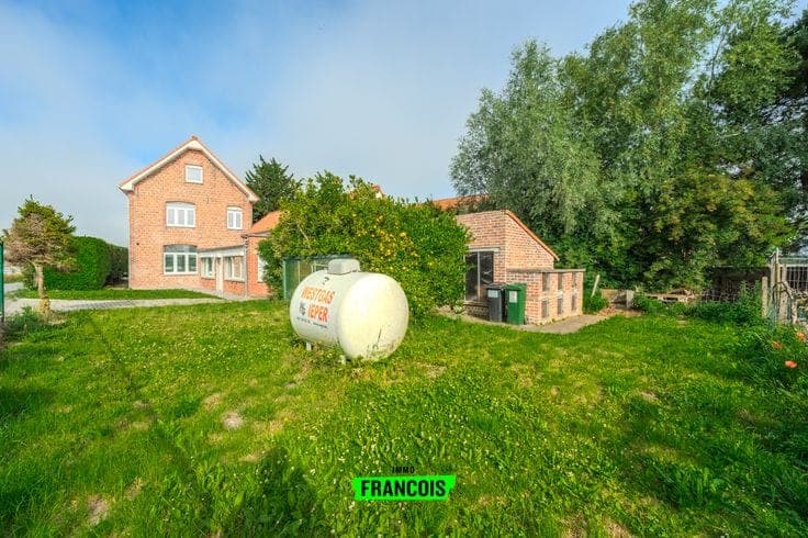 Move-in ready house with 5 bedrooms and 2 bathrooms on a 58…