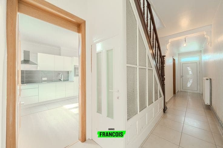Move-in ready house with 5 bedrooms and 2 bathrooms on a 58…