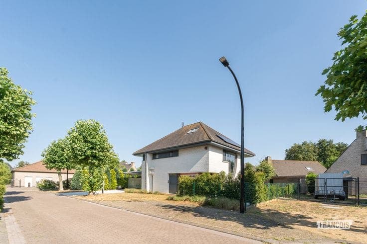 Move-in ready and energy-efficient family home with 3 bedro…