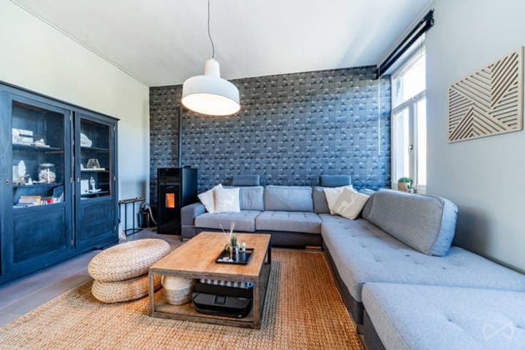 Renovated house with a pool and a separate studio - banks of