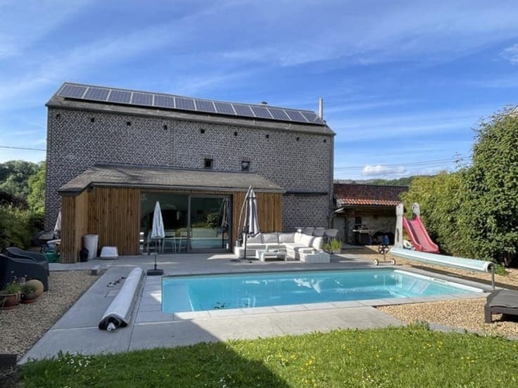 Renovated house with a pool and a separate studio - banks of