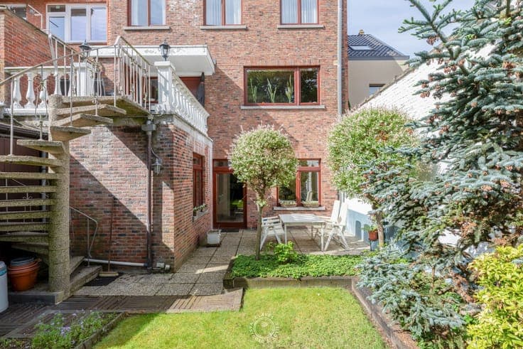 Statig en veelzijdig herenhuis met praktijkruimte in het ...