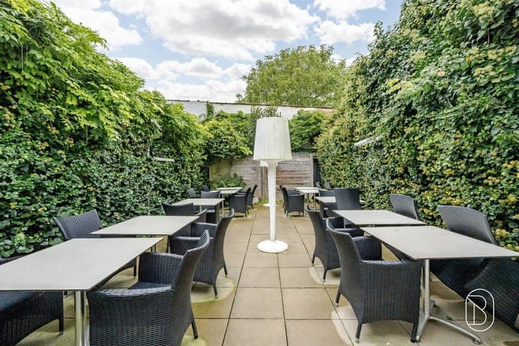 Well-located commercial property with terrace & living area!