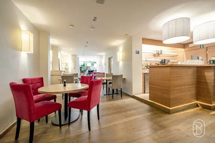 Well-located commercial property with terrace & living area!