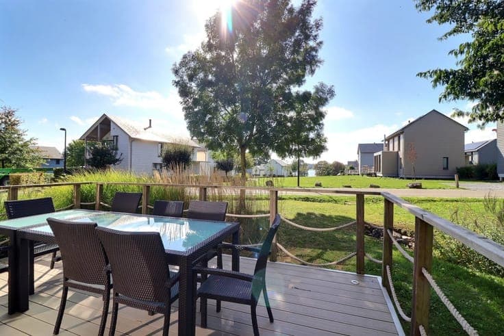 Attractive 3-bedroom investment property with a lake view