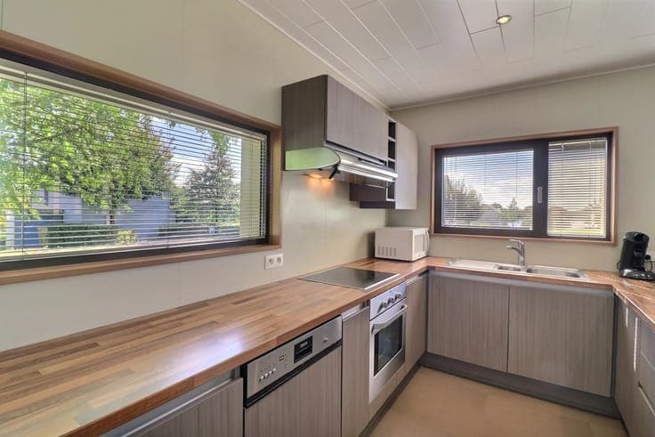 Attractive 3-bedroom investment property with a lake view