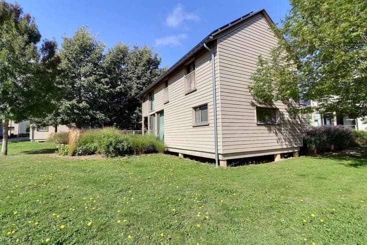 Attractive 3-bedroom investment property with a lake view