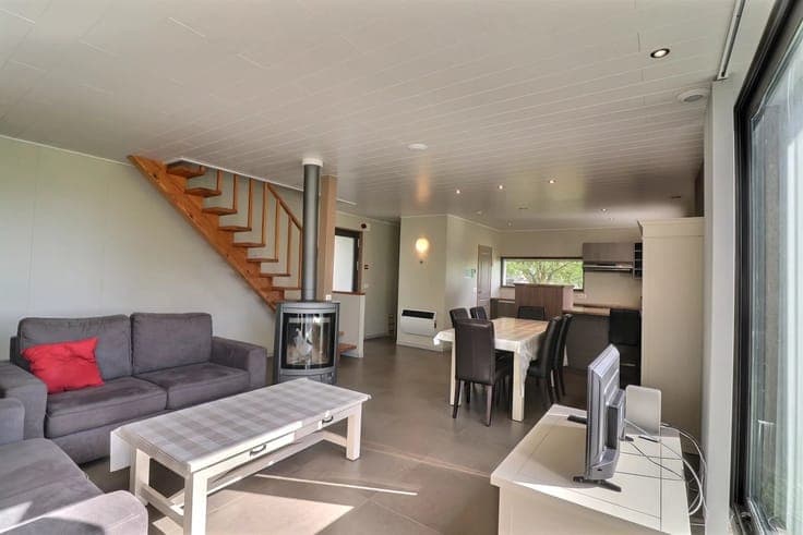 Attractive 3-bedroom investment property with a lake view