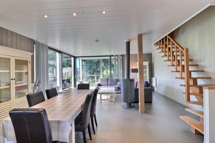 Attractive 3-bedroom investment property with a lake view