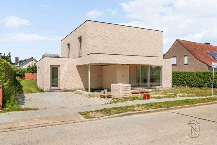 High-quality modern ENERGY-EFFICIENT new build villa