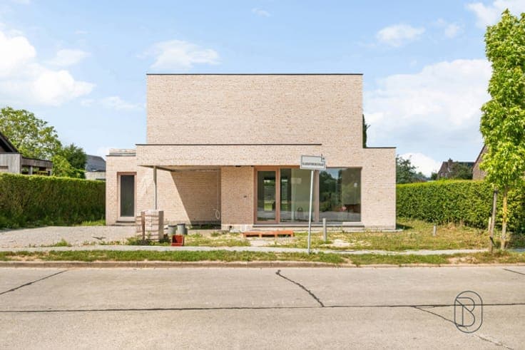 High-quality modern ENERGY-EFFICIENT new build villa