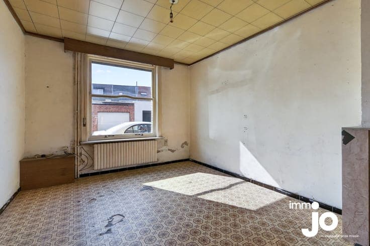 A property in Bredene in need of refurbishment, with a we...