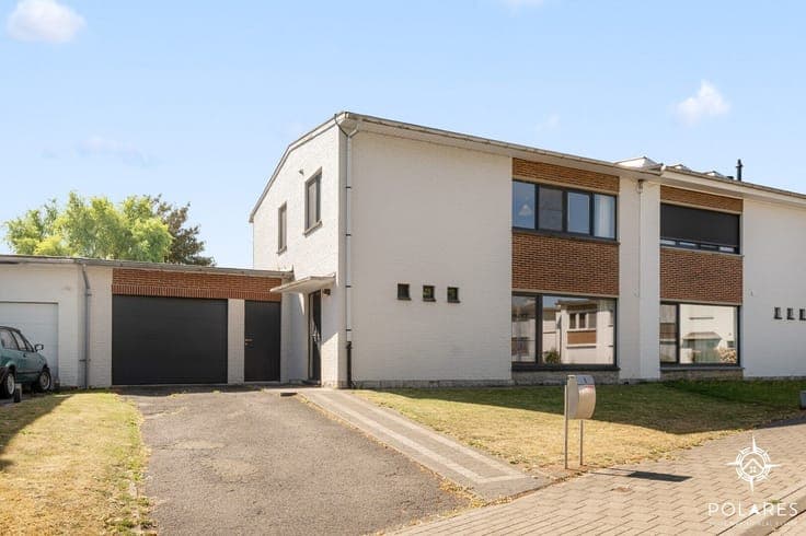 Bright house with 3 bedrooms, spacious garage and pleasant g