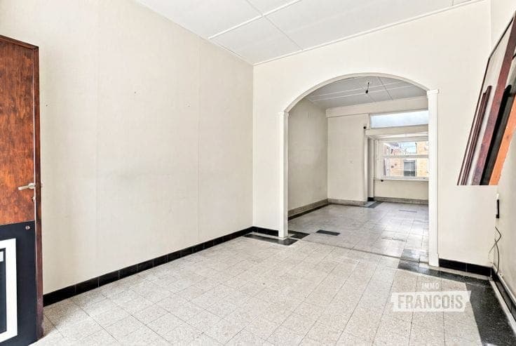 Semi-detached house in need of renovation in Poperinge