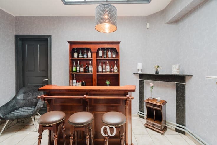 Spacious townhouse with 8 bedrooms and garden in the center