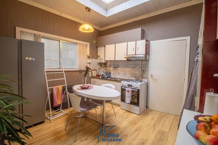 Halfopen woning met oprit met garage en tuin