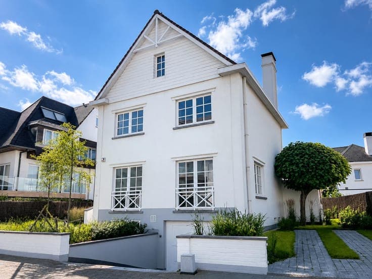 Move-in ready villa for sale near the beach Knokke-Duinberge