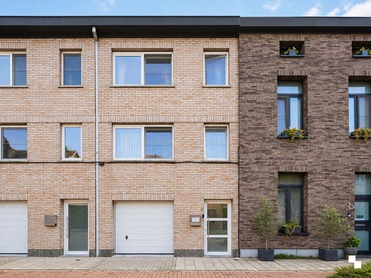 Bel-etage woning met drie slaapkamers en tuin ten noorden...