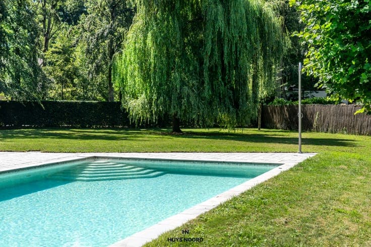An Exceptional Bungalow in a Prestigious Setting on the E...