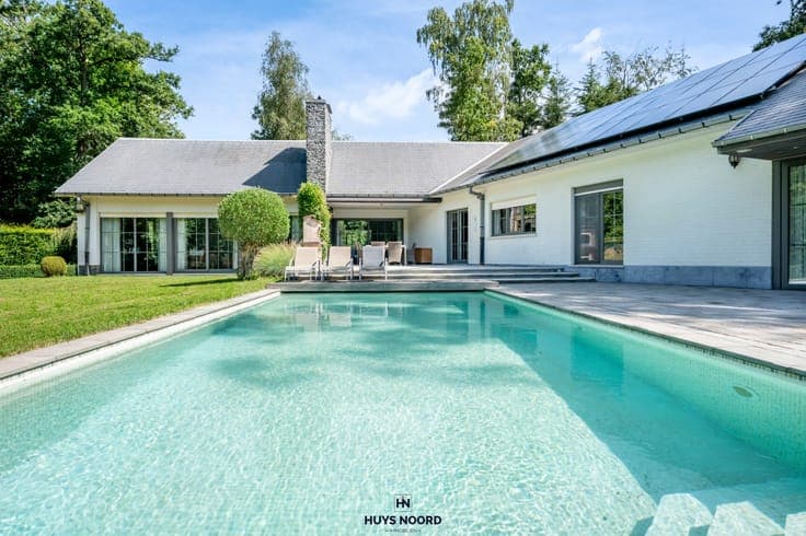 An Exceptional Bungalow in a Prestigious Setting on the E...