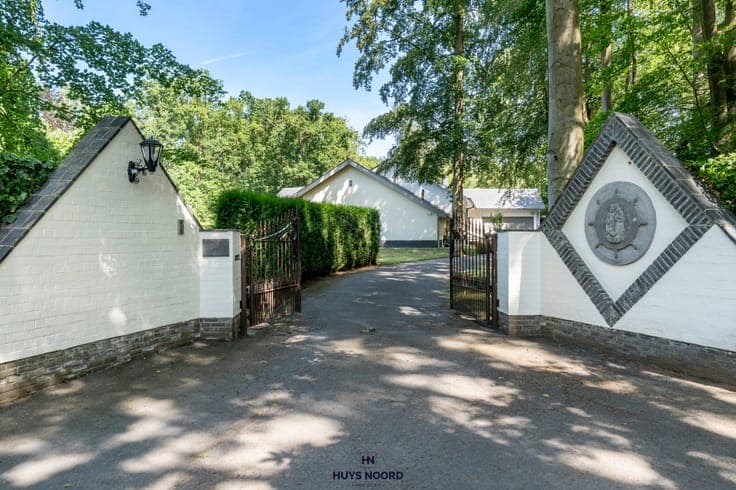 An Exceptional Bungalow in a Prestigious Setting on the E...