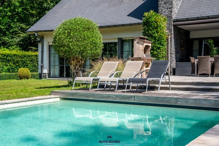 An Exceptional Bungalow in a Prestigious Setting on the E...