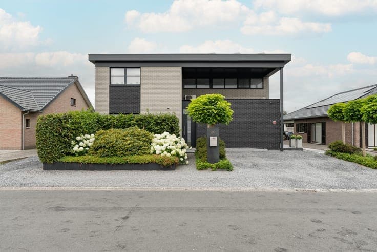 Luxe villa te koop in Neerpelt: moderne architectuur en r...