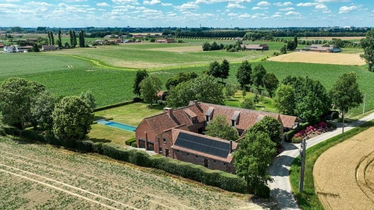 Fully Renovated Square Farmhouse on 7,200 m²