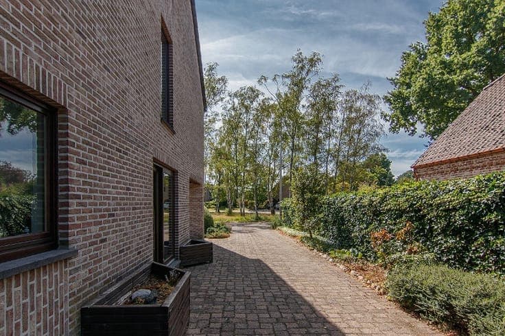 Zeer ruime, op te frissen, gezinswoning met dubbele garag...