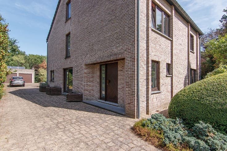 Zeer ruime, op te frissen, gezinswoning met dubbele garag...