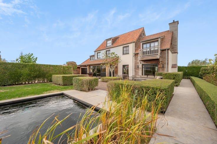 Beautiful detached villa with open views and outdoor swim...