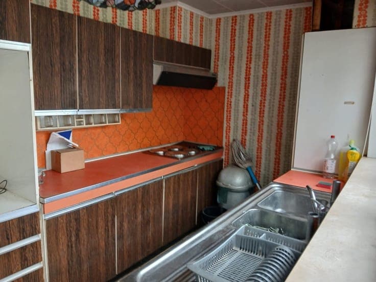 Te renoveren halfopen woning met 3 slaapkamers, garage, s...