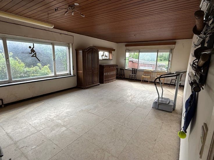 Te renoveren halfopen woning met 3 slaapkamers, garage, s...