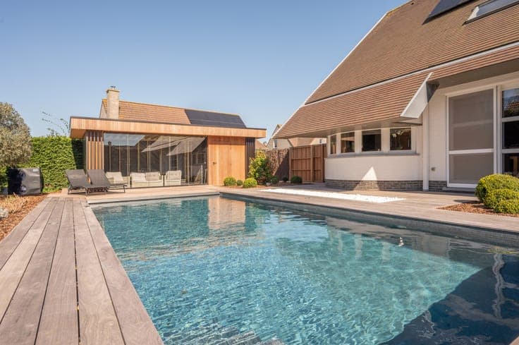 A beautiful detached villa in a quiet location with an ou...
