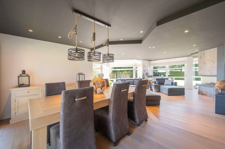 A beautiful detached villa in a quiet location with an ou...