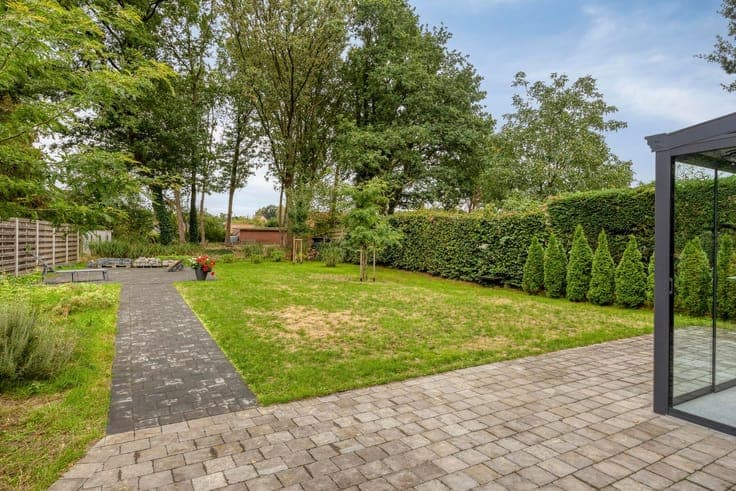 232 m² country villa with garden and further potential