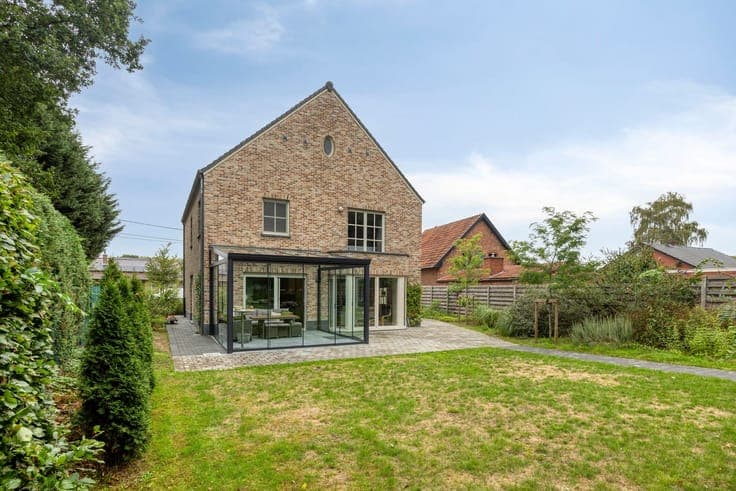 232 m² country villa with garden and further potential